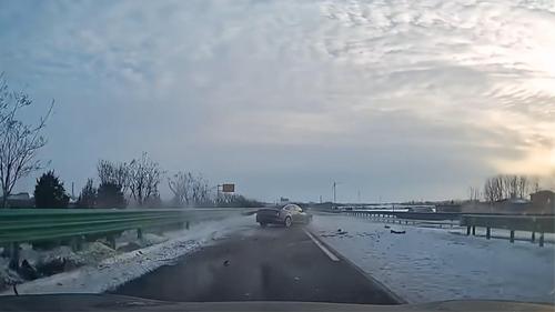 冰雪路面超速行驶，后车目睹事故瞬间！