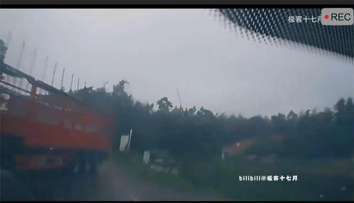 路滑弯道未减速，货车闯下大祸！