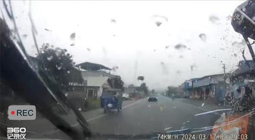 老人无证转弯不看车，这教训太深刻了！