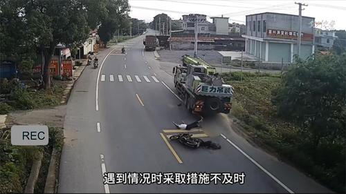 大爷无证骑行不看路，悲剧瞬间发生了！
