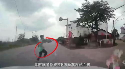 过马路多观望，莫让“鬼探头”找上门！