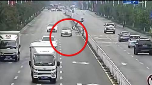 开车接打电话，事故瞬间发生！