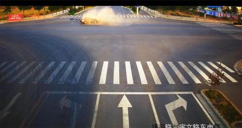 这起事故告诉你：安全带是生命带，前后排都得系！