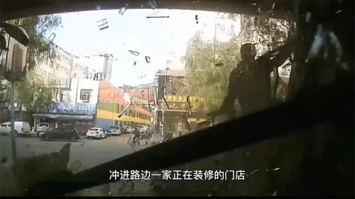 倒车踩着油门不踩刹车，这名 “马路杀手” 闯祸了！