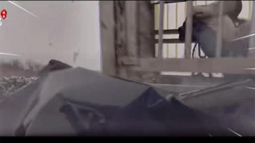 雪天减速慢行保持车距，多留反应时间才安全！