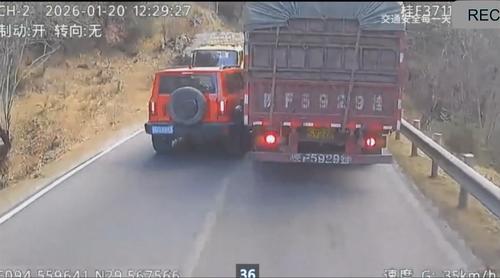 红车强行超车，结果被夹成了 “三明治”！