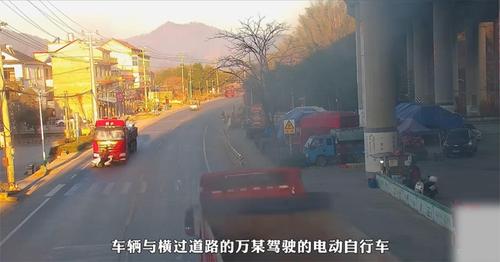 横穿马路疏于观察，事故来临猝不及防！