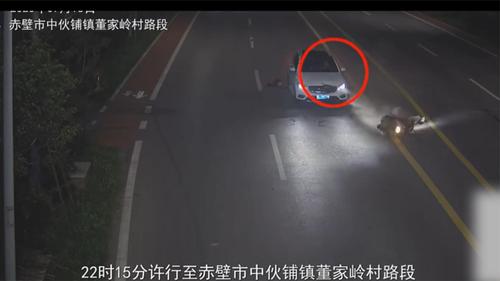 轿车超速遇上摩托车横穿，酿成致命惨剧！