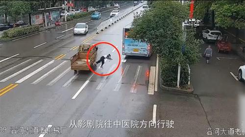 斑马线未减速礼让，心存侥幸必酿祸！