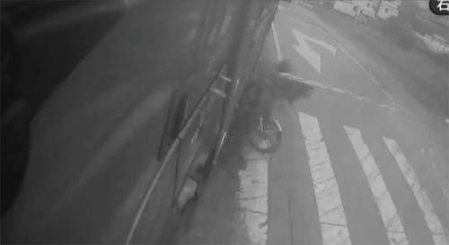 路口要多瞭望，不管不顾祸事来了！