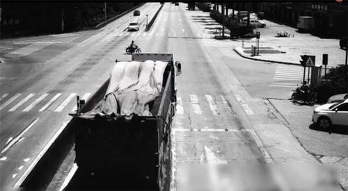 无视交通信号灯，摩托车驾驶人付出生命代价！