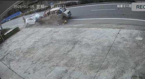 小车追尾违停小货车，分心驾驶真可怕！