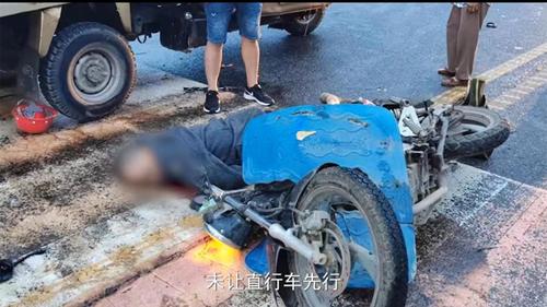 无证驾驶转弯不让直行，摩托车驾驶人付出了代价！