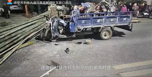 三轮车超速撞上超长小货车，监控拍下惊魂瞬间！