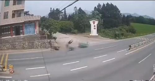 三轮车转弯遇直行摩托车，瞬间失控！