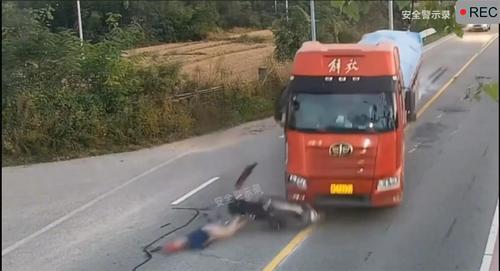 路口贸然冲出来，一次侥幸追悔莫及！