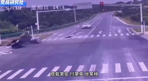 三轮车违规载人闯红灯，事故瞬间上演！