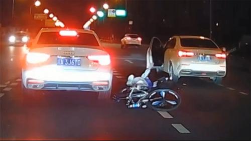 骑行不看车，这画面看起来都痛！