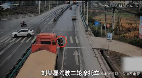 随意变道转弯不看车，监控记录事故瞬间！