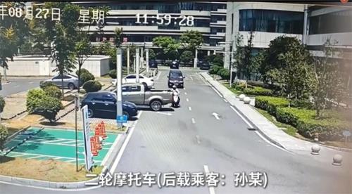 倒车不慎撞翻摩托车，不戴头盔乘客不幸身亡！