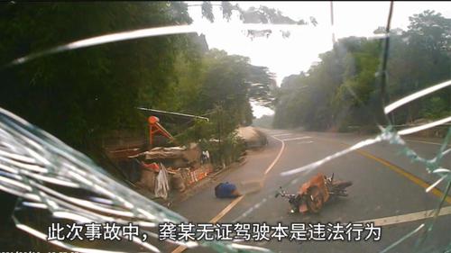 无证驾驶转弯不让直行，摩托车驾驶人付出了代价！