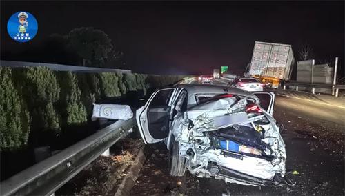 一时逞强硬挤夹缝，小车抢行代价太大！