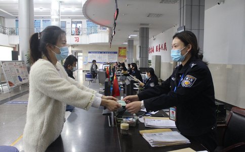 从“日”到“时” 分秒必争——安徽压缩驾驶证等交管证照办理时限一线观察