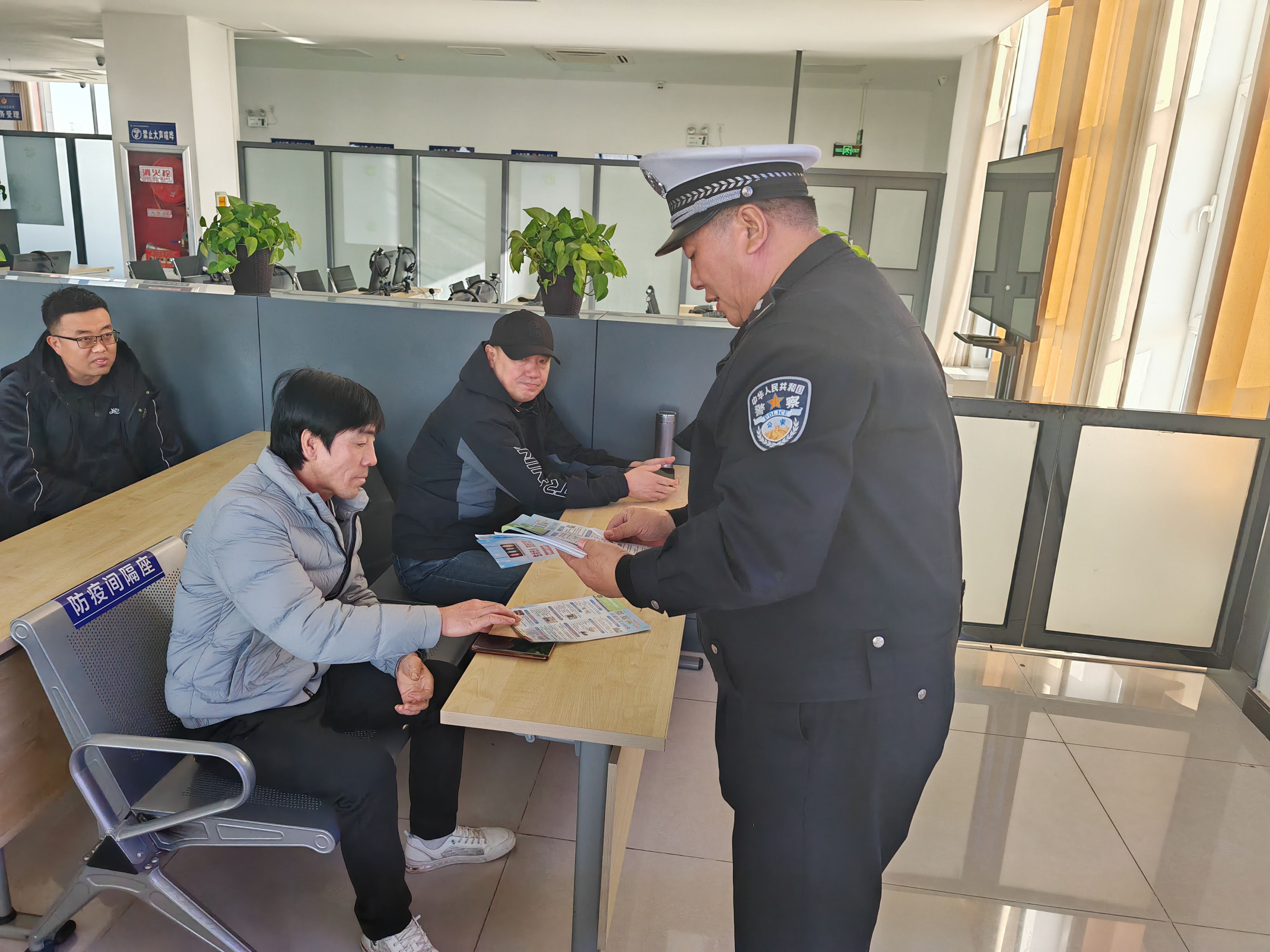 宁夏红果子交警开展“两个教育”宣传活动 加强驾驶人交通文明安全意识