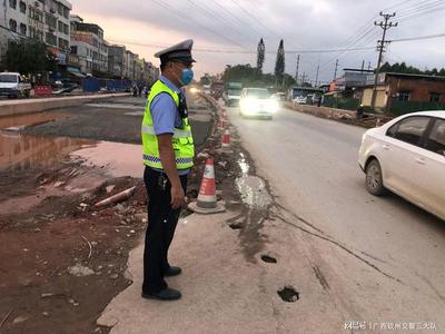 钦州交警三大队站好早晚高峰岗确保道路交通安全畅通最新推荐