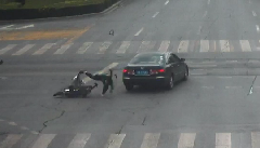 两车双双闯红灯，下一秒路口相撞