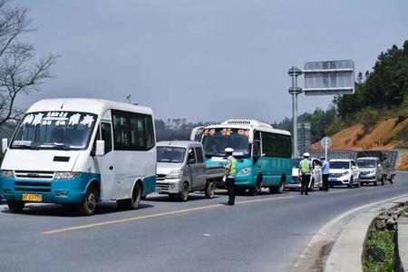 贵州纳雍：交警民警联动规范道路交通秩序