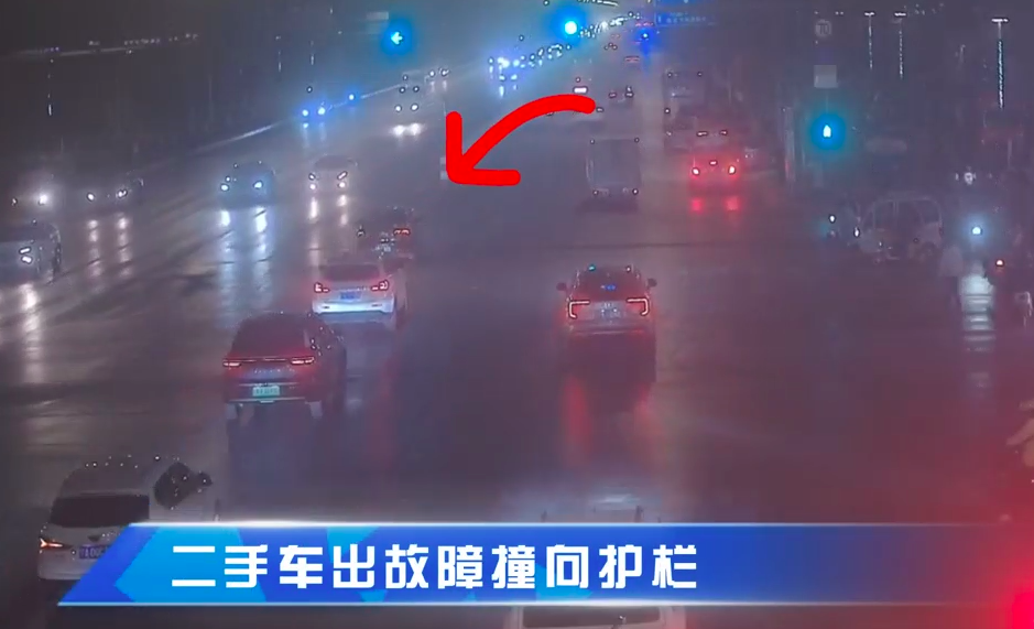 新买二手车出故障撞上护栏