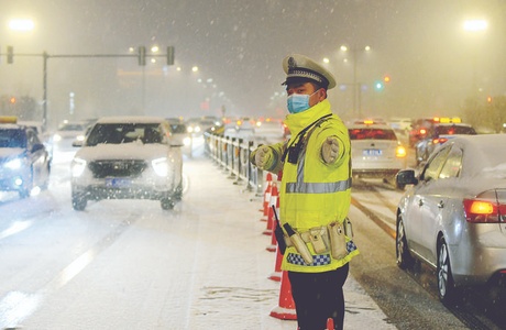 严寒中，那抹暖心的“警”色 各地公安机关全力抗风雪战疫情最新推荐