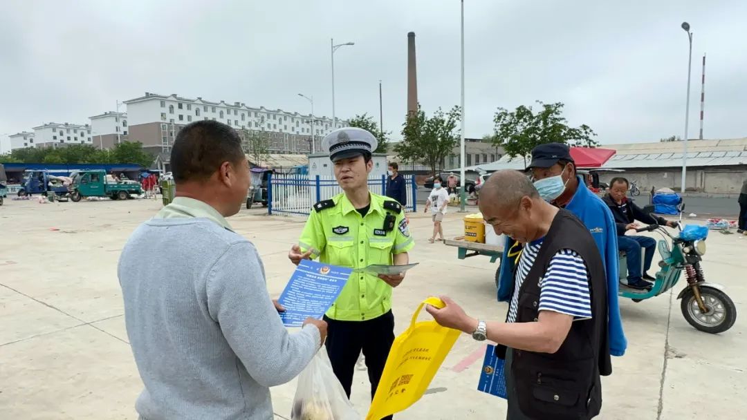 吉林龙井交警逛早市拉家常话安全