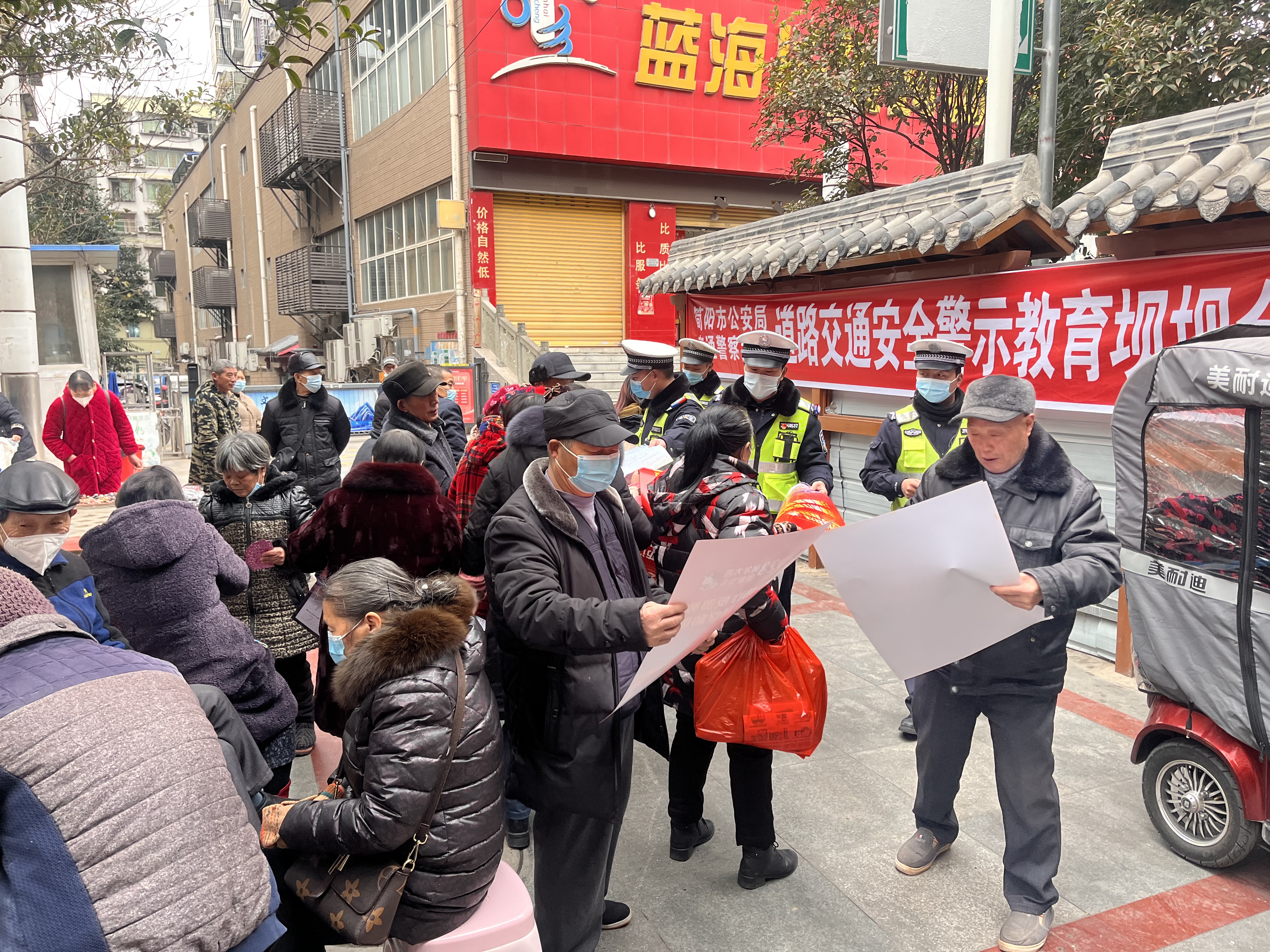 四川简阳公安交通安全“坝坝会”关注“一老一小”平安出行