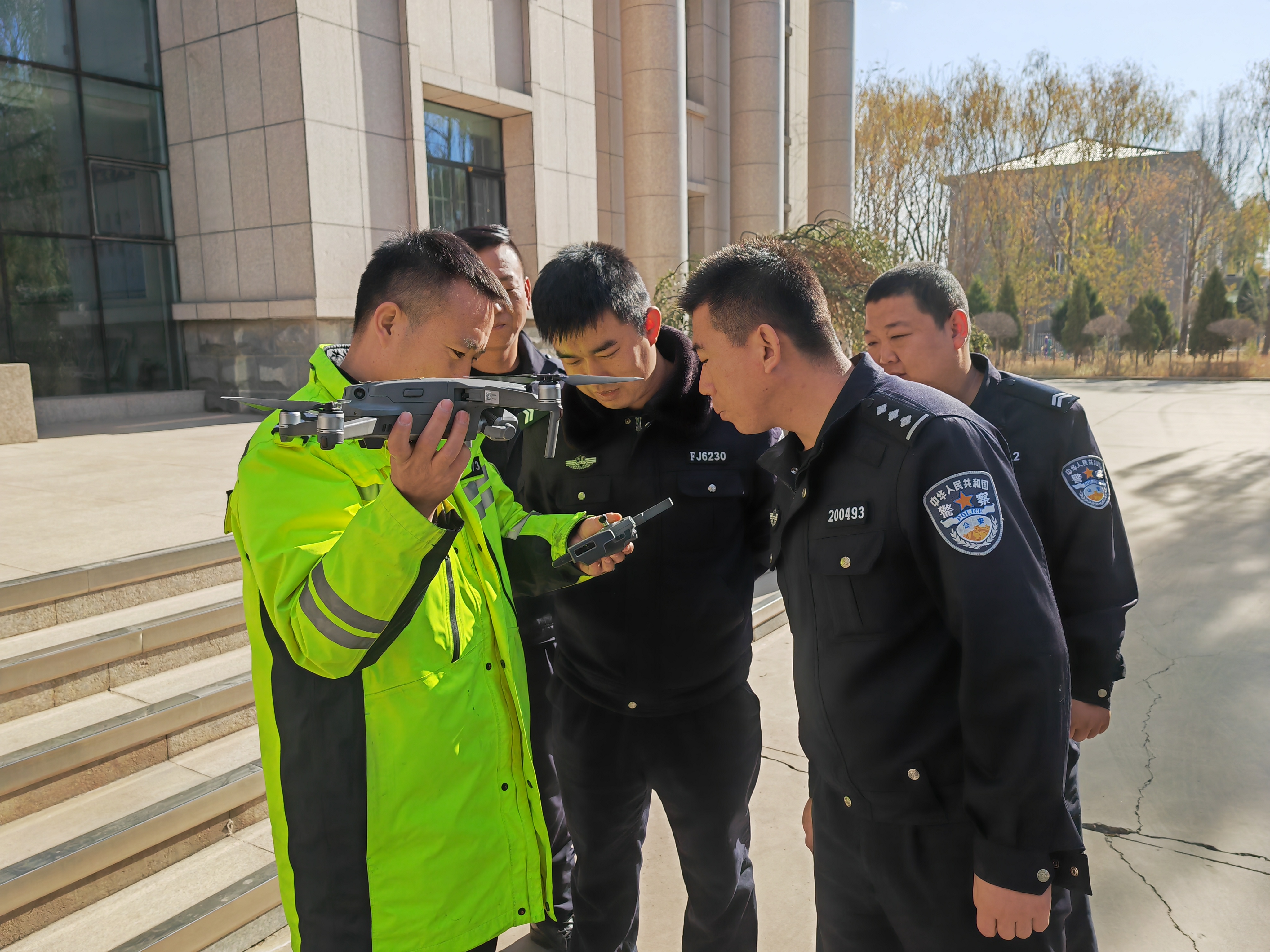 宁夏红果子交警大队组织开展无人机实际操作及实战运用培训