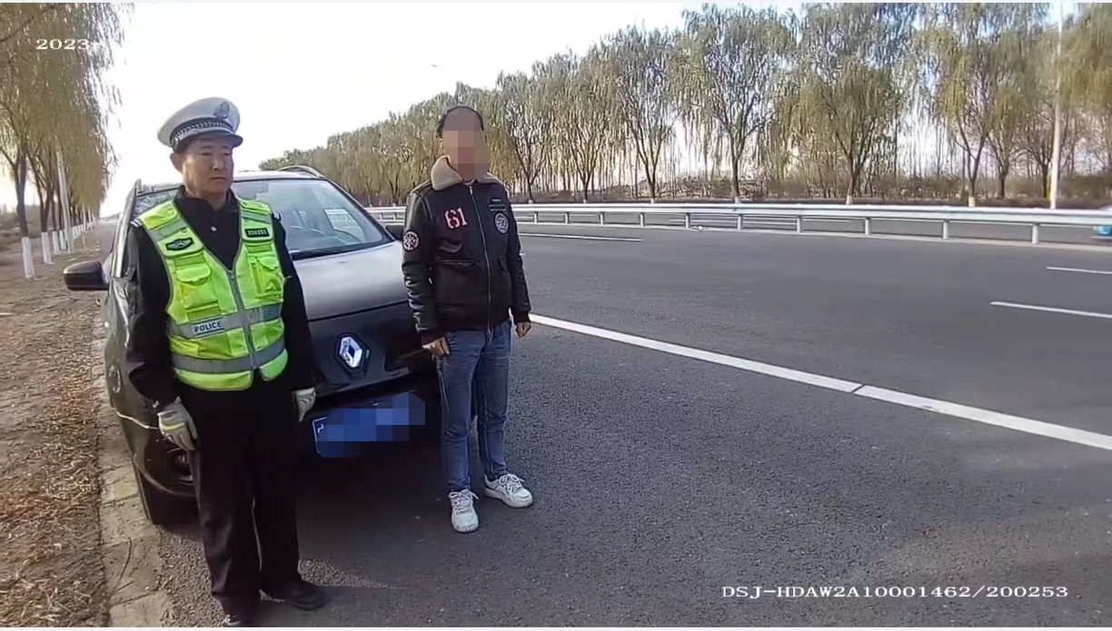 男子无证驾驶逾期未年检车辆 交警缉查布控“逮”现行