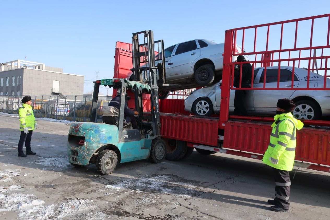 货车“叠罗汉”违规转运报废车被新疆库尔勒执勤交警查获