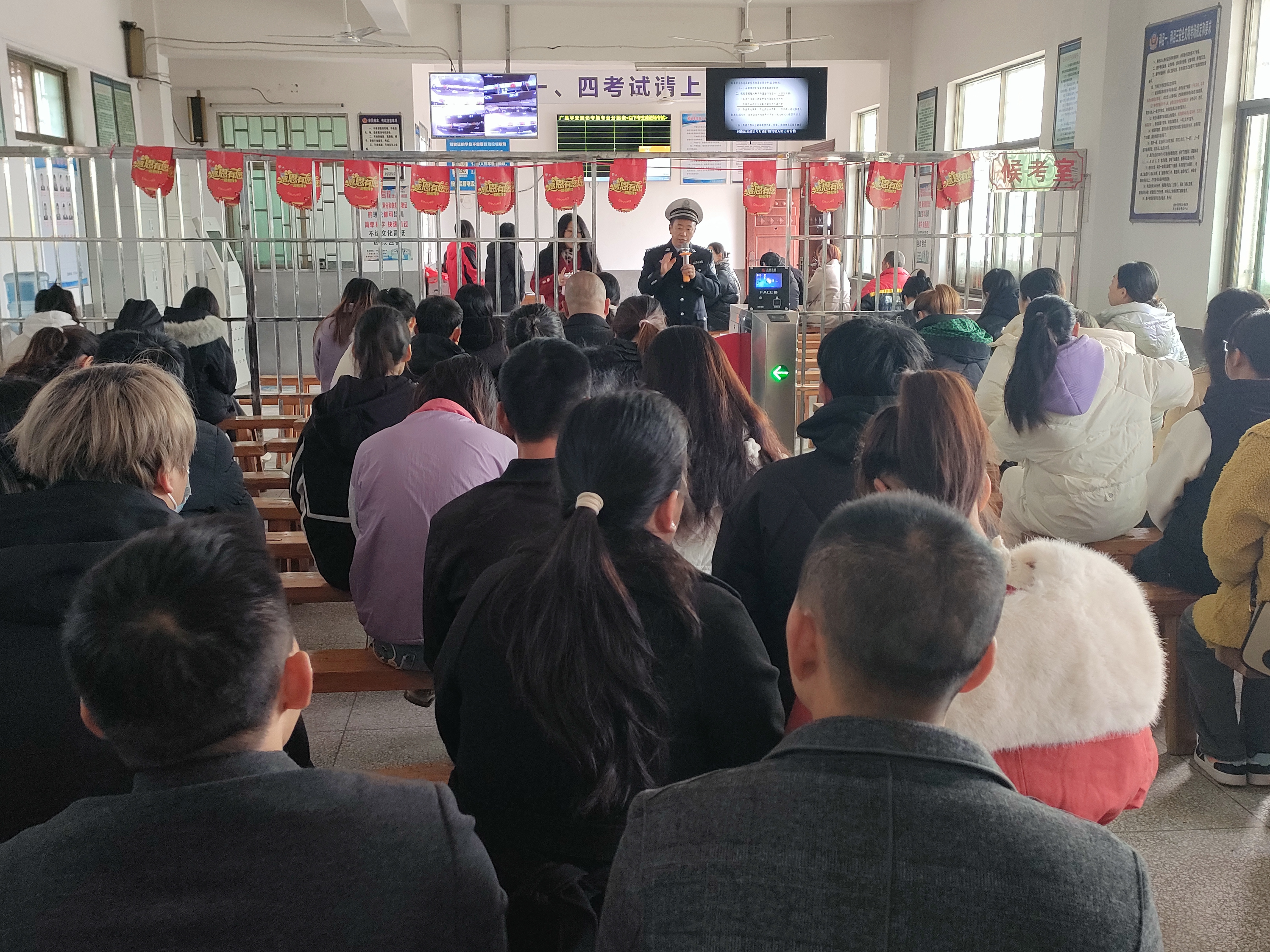 江西广昌公安交警为驾考学员送上交通安全“大礼包”