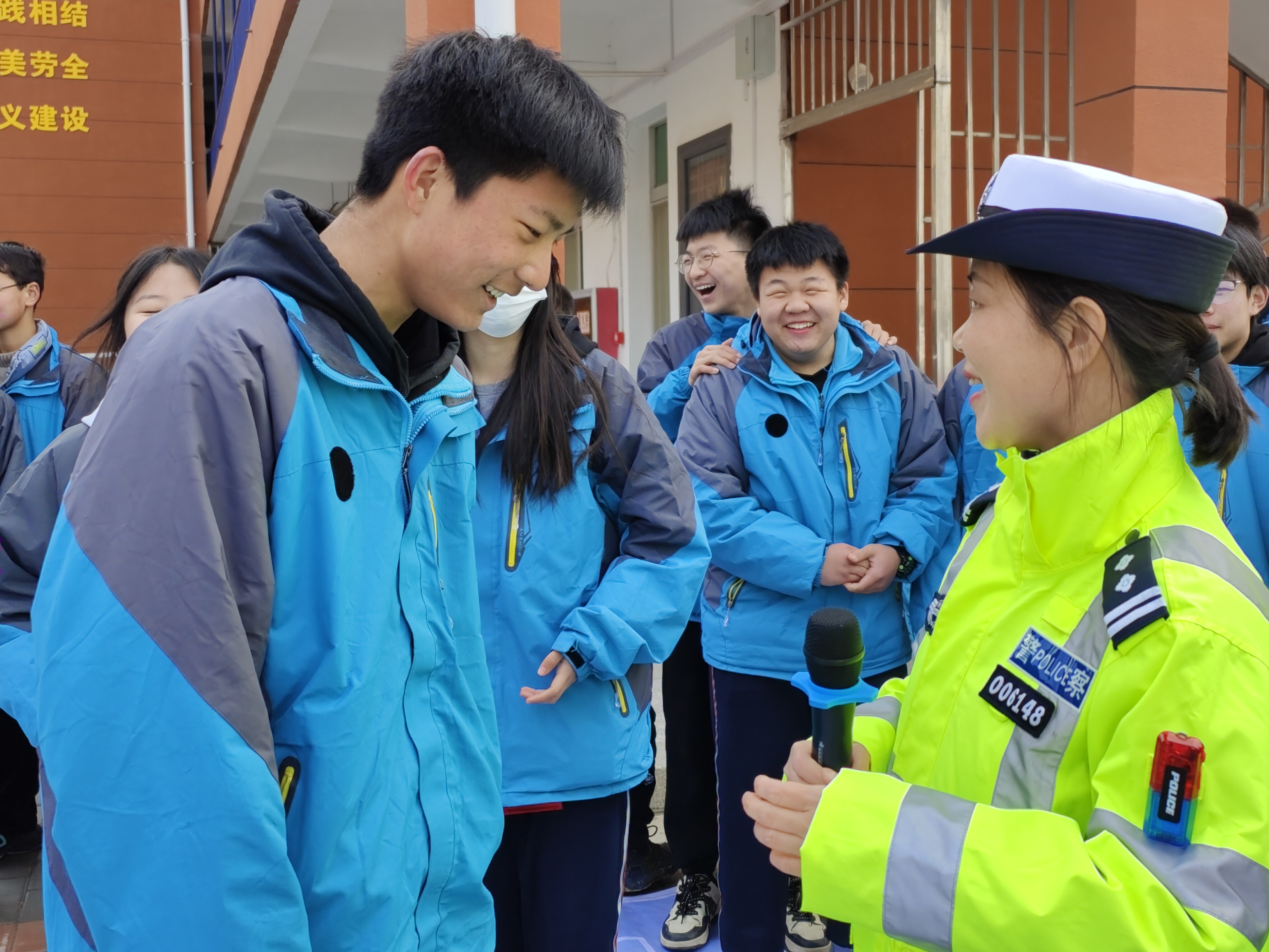 开学第一课 | 陕西大荔公安交警深入大荔职教中心开展交通安全宣传教育活动