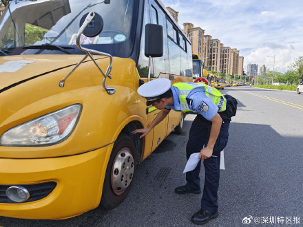 广东深圳开学前给全市校车集中体检