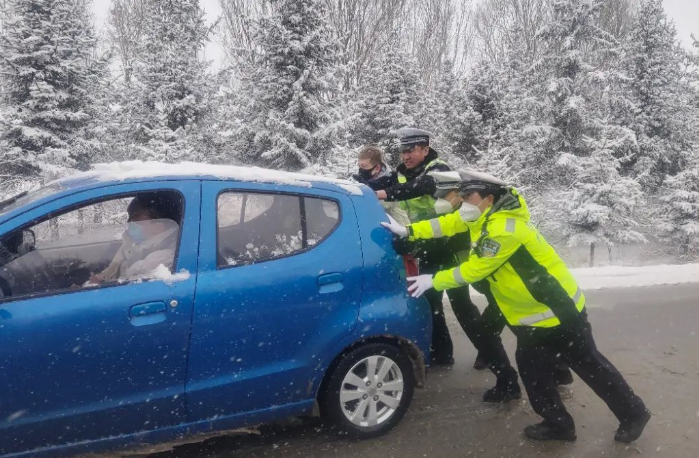 除隐患 防事故 护民生 | 宁夏固原交警一大队全警出动 疏通保畅 保驾护航
