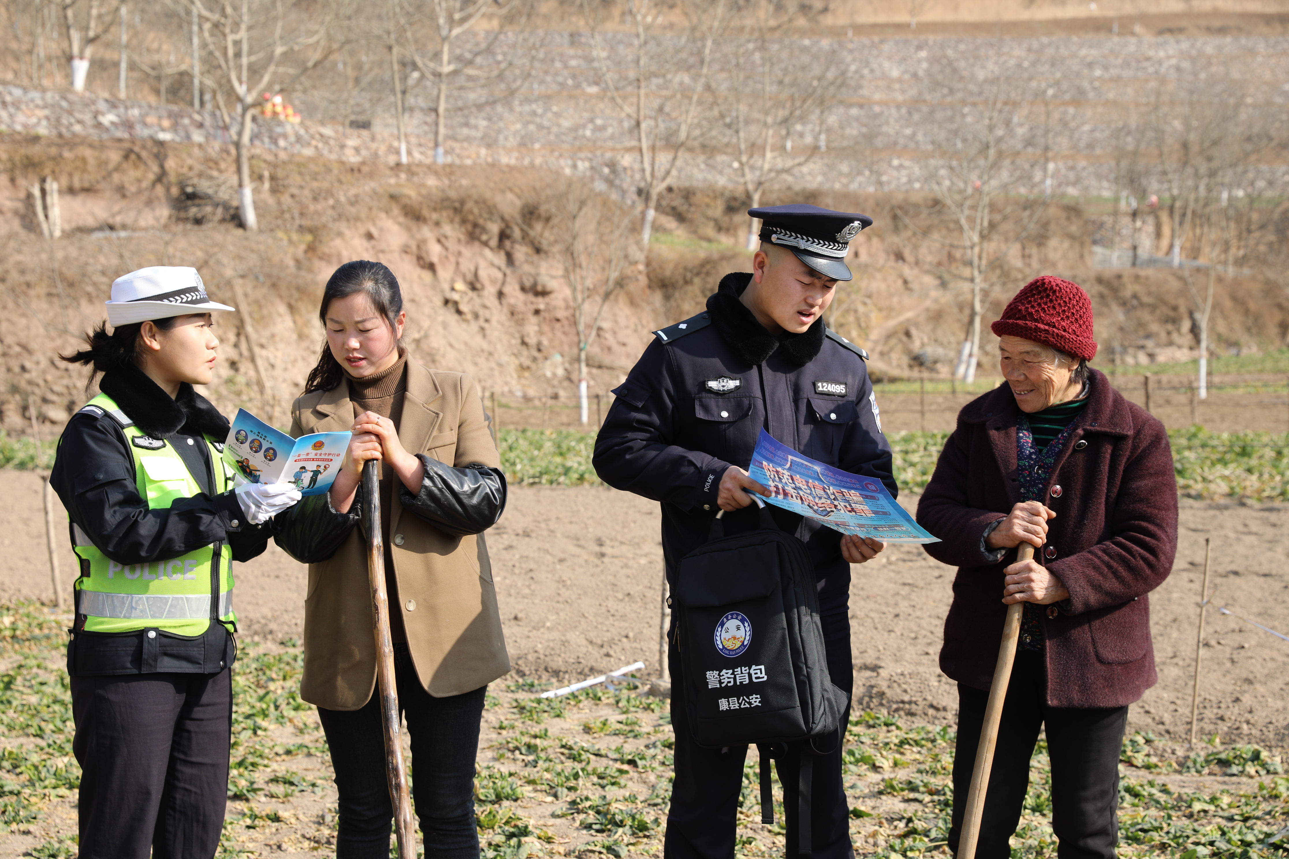 甘肃陇南康县：“背包警务”宣讲队把“安全”送到群众家门口