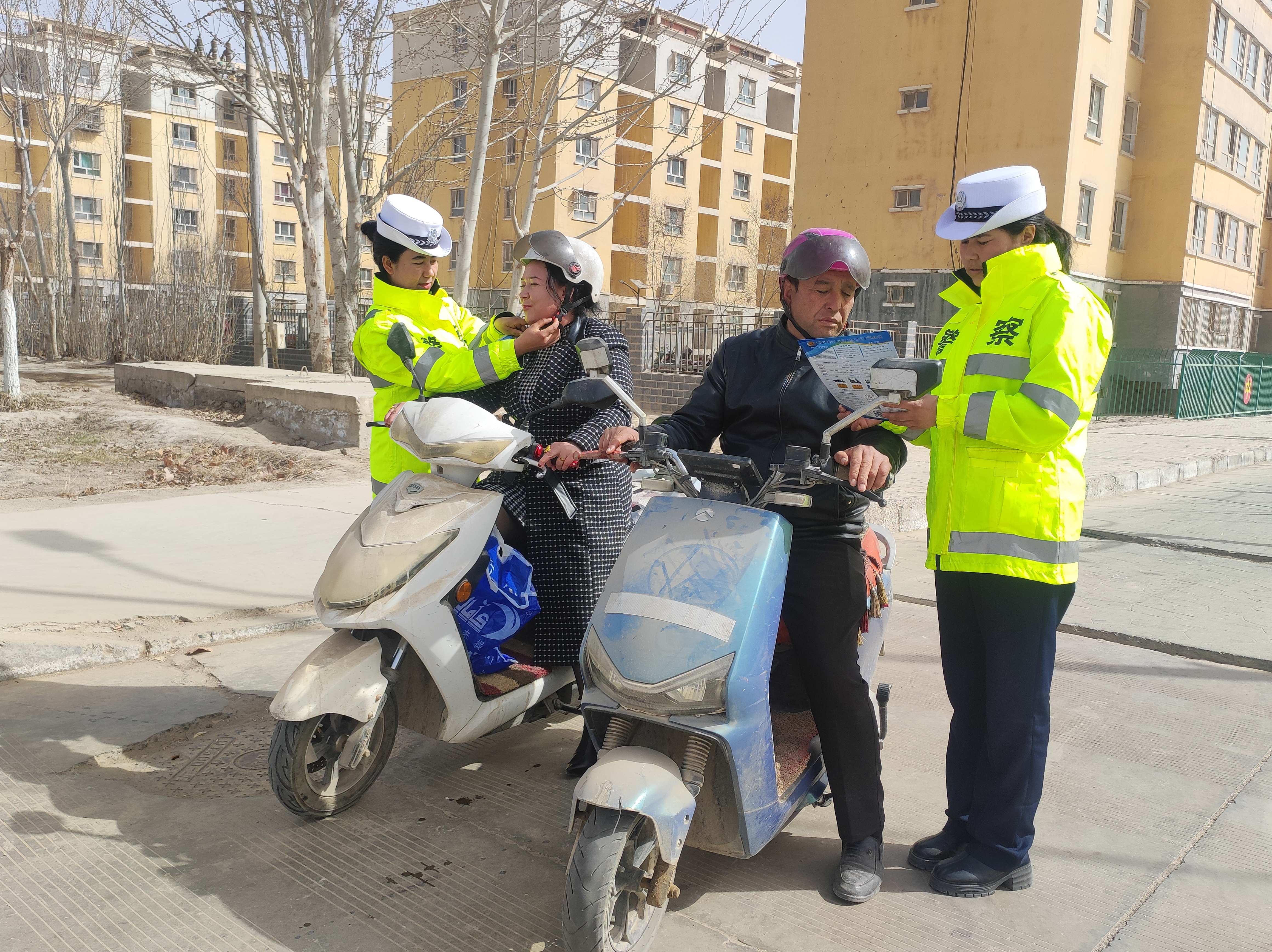 一盔一带 安全常在！新疆莎车交警持续开展“一盔一带”交通安全宣传活动