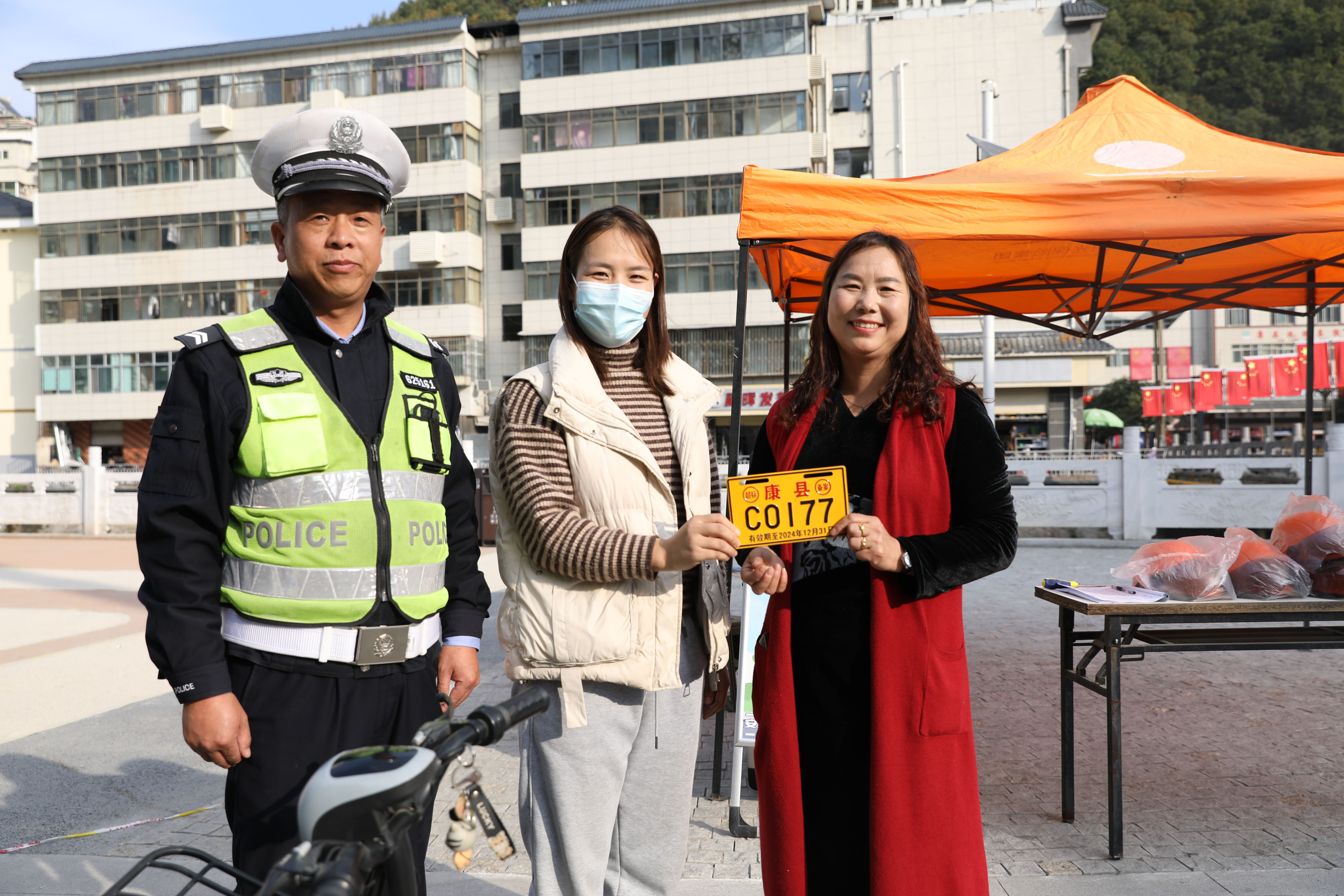 甘肃陇南康县公安交警持续开展超标电动车专项整治行动