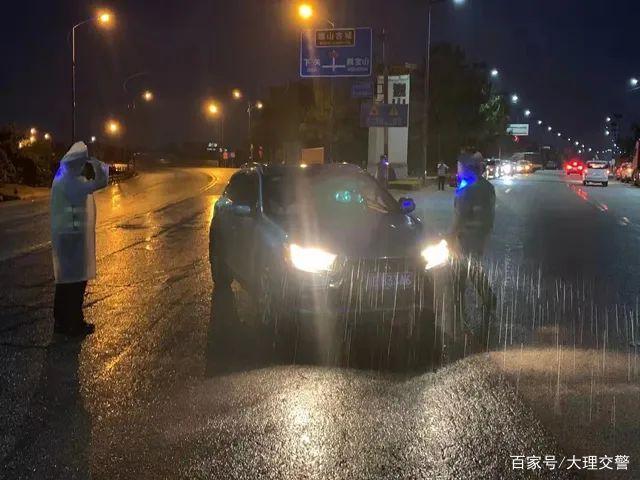 巍山交警雨夜守护交通安全最新推荐