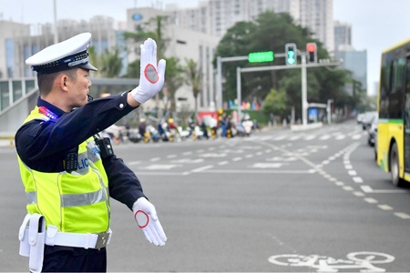 海南海口公安交警开展交通指挥手势实战比武活动最新推荐