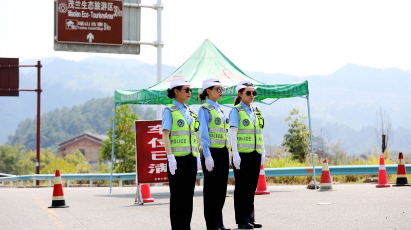 贵州荔波交警：“四个加强”全力护航荔波旅游高质量发展