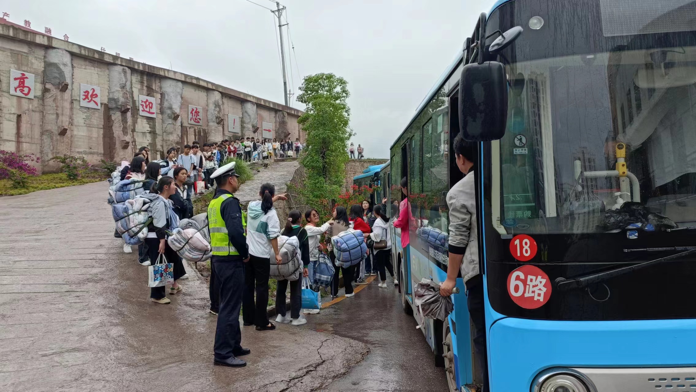 护航中考 交警同行丨云南彝良交警全力护送7264名中考生“进城赶考”