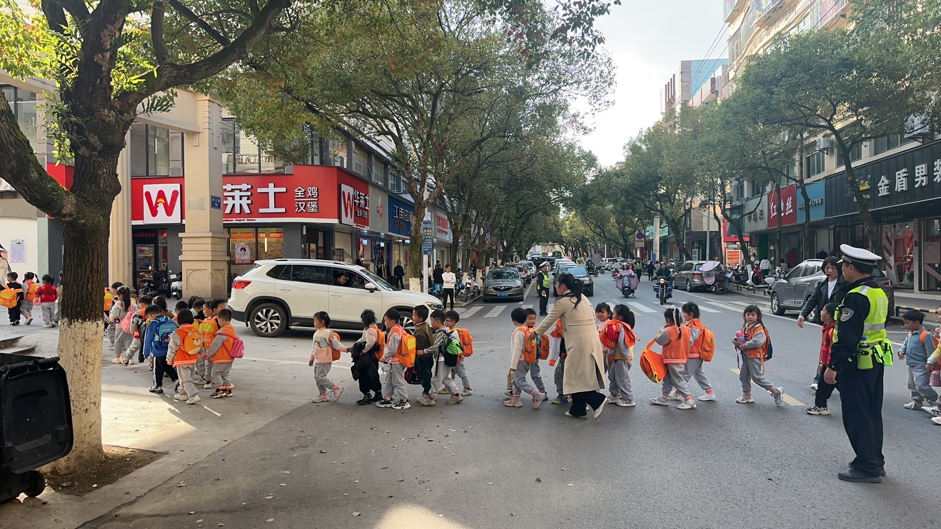 江西广昌交警为幼儿园学生出行保驾护航